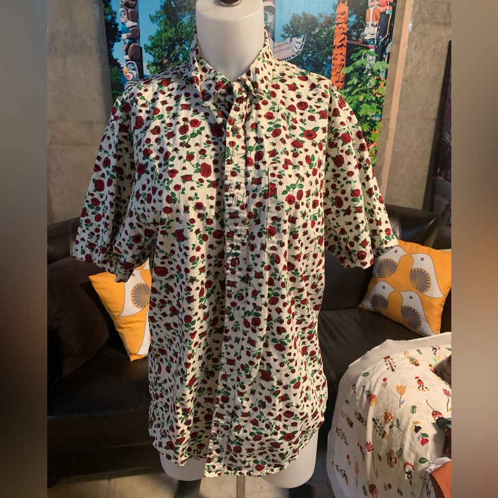 Men’s Dravus short sleeved button up in size L.  Excellent condition.